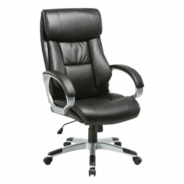 Silla ejecutiva Madisa, es de color negro, está acolchonada de la espalda y del asiento, esta viendo del lado izquierdo