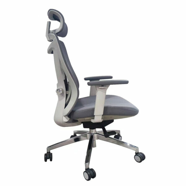 Silla ejecutiva Corinto, está volteando totalmente para el lado izquierdo, es de color gris
