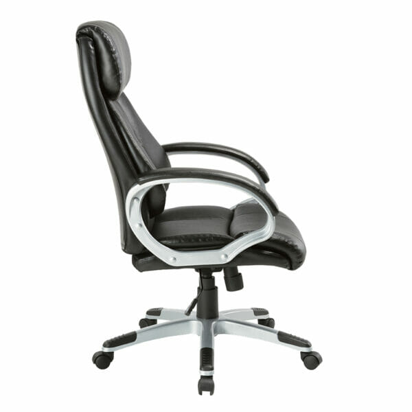 Silla ejecutiva Madisa, está viendo en su totalidad al lado derecho, está acolchonado del asiento y respaldo, es de color negro