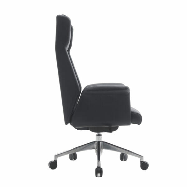 Silla ejecutiva Sharper, está volteada en su totalidad al lado izquierdo, se ven los lados acolchonados y es negra