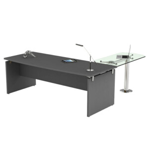 Escritorio ejecutivo 846 Ceniza, se ve el escritorio de frente, con accesorios sobre la mesa