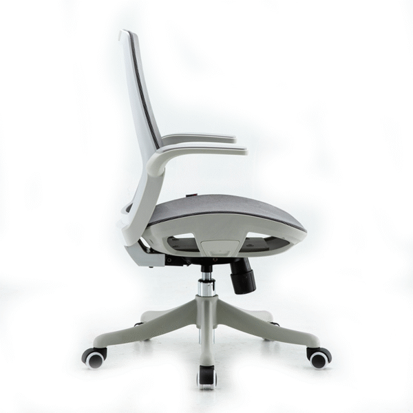 Silla ejecutiva Alëxhia, está viendo a la izquierda en su totalidad, es de color blanco con gris