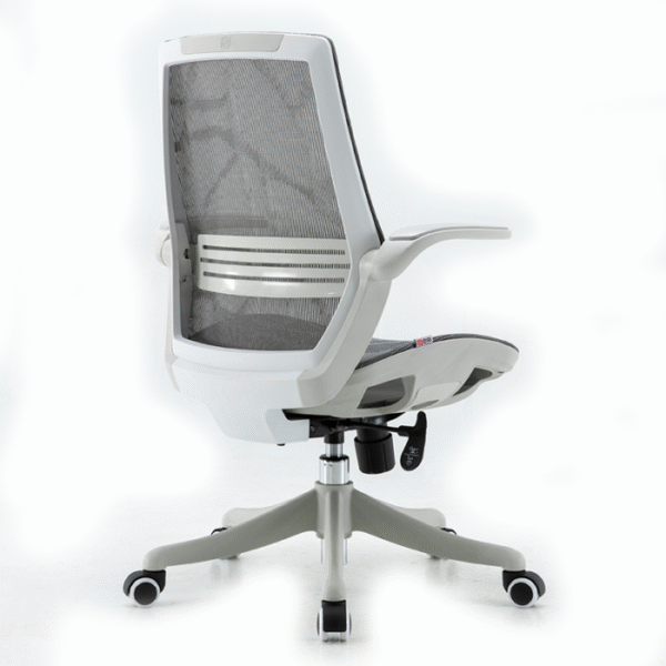 Silla ejecutiva Alëxhia,está volteada de lado izquierdo, se puede ver el respaldo que esta reforzado y es de color blanco