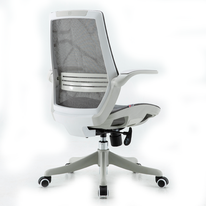Silla ejecutiva Alëxhia,está volteada de lado izquierdo, se puede ver el respaldo que esta reforzado y es de color blanco