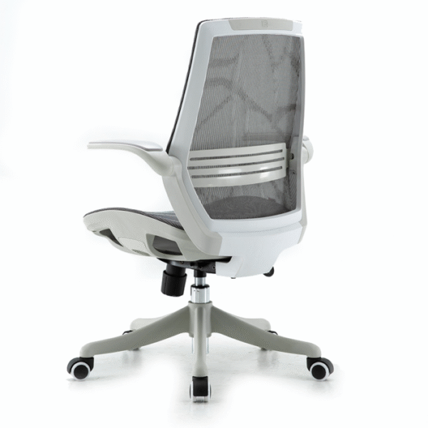Silla ejecutiva Alëxhia, está volteada de lado derecho, se puede ver el respaldo que esta reforzado y es de color blanco