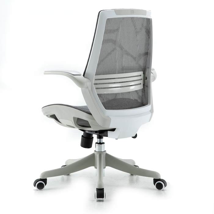 Silla ejecutiva Alëxhia, está volteada de lado derecho, se puede ver el respaldo que esta reforzado y es de color blanco