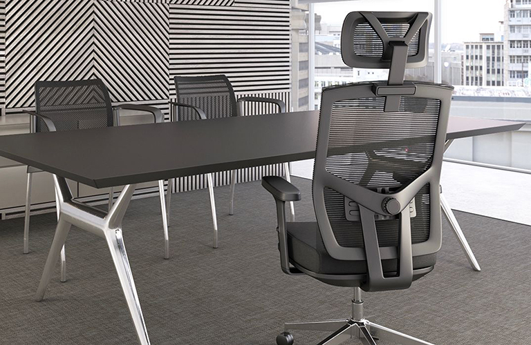 Silla ejecutiva Atkin N, está enfrente de un escritorio, dentro de una oficina, la silla está enfrente