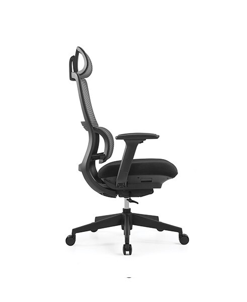 Silla ejecutiva Adlyn, es de color negro, está volteando totalmente a la izquierda, acolchonada del asiento