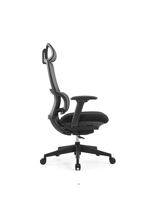 Silla ejecutiva Adlyn, es de color negro, está volteando totalmente a la izquierda, acolchonada del asiento