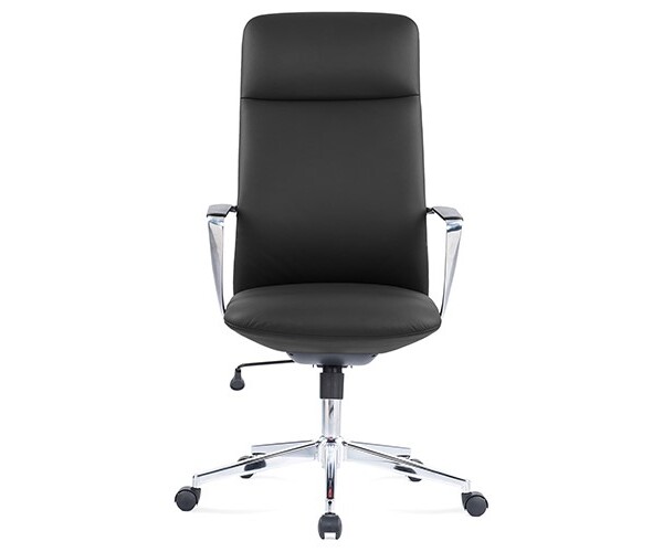 Silla ejecutiva Cartaccia, está viendo para enfrente, es de color negro y está acolchonada del asiento y el respaldo