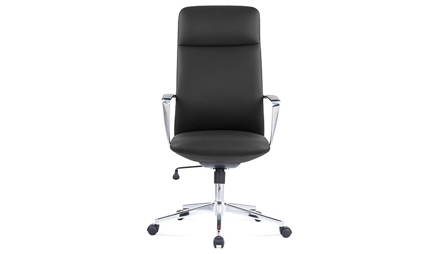 Silla ejecutiva Cartaccia, está viendo para enfrente, es de color negro y está acolchonada del asiento y el respaldo