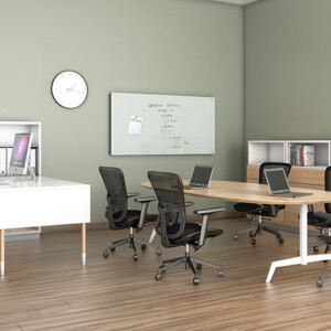 Sillón ejecutivo Corpus, están colocadas en una oficina, frente a una mesa de juntas, son de color negro