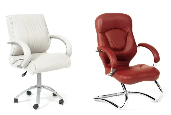Dos sillas de oficina que son de distintos colores, de distintos modelos. son cómodas, una es blanca y la otra café