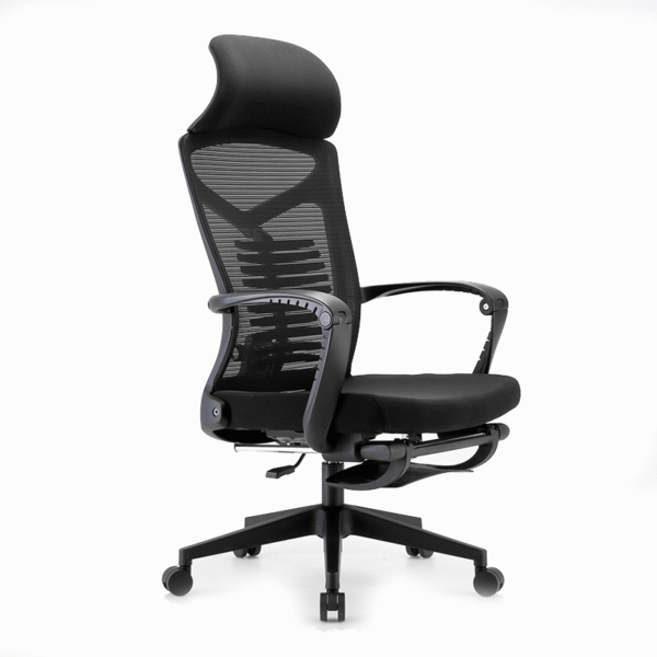 Sillón ejecutivo Emerson con descansapies, está volteando de lado derecho, con cabecera y es de color negro