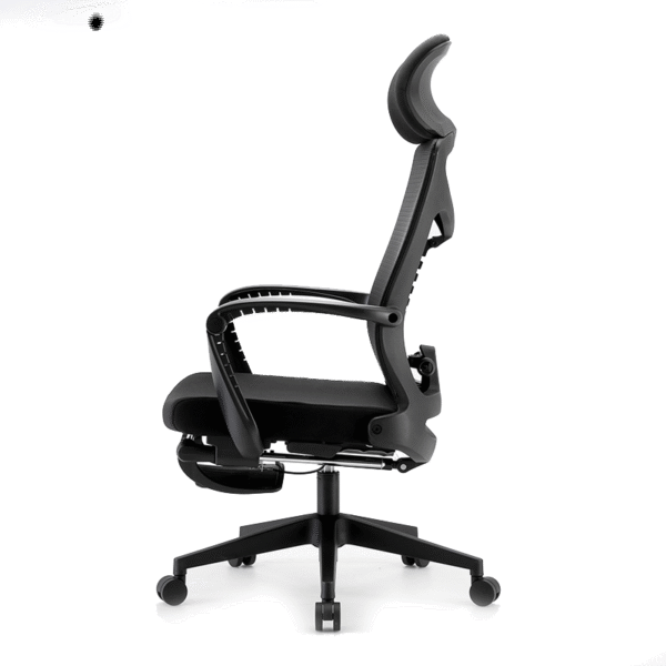 Sillón ejecutivo Emerson con descansapies, está volteando totalmente a la derecha, es de color negro