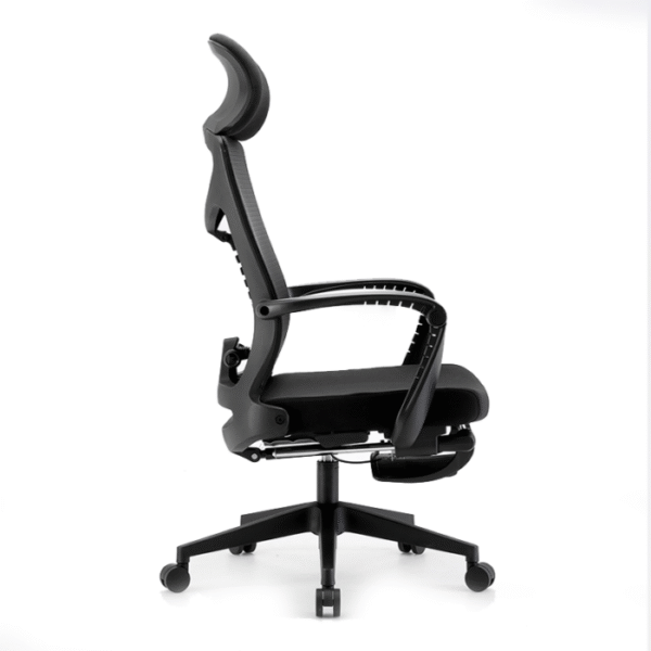 Sillón ejecutivo Emerson con descansapies, está volteando totalmente a la izquierda, es de color negro