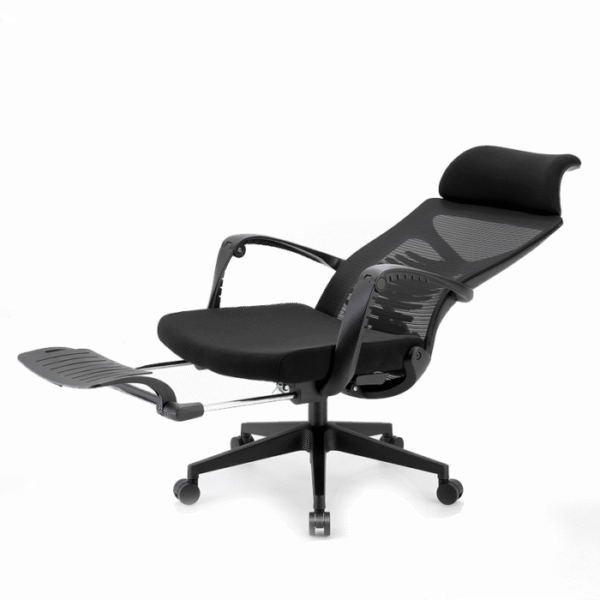 Sillón ejecutivo Emerson con descansapies, está estirada, se puede reclinar, es de color negro, se ve el descansapies