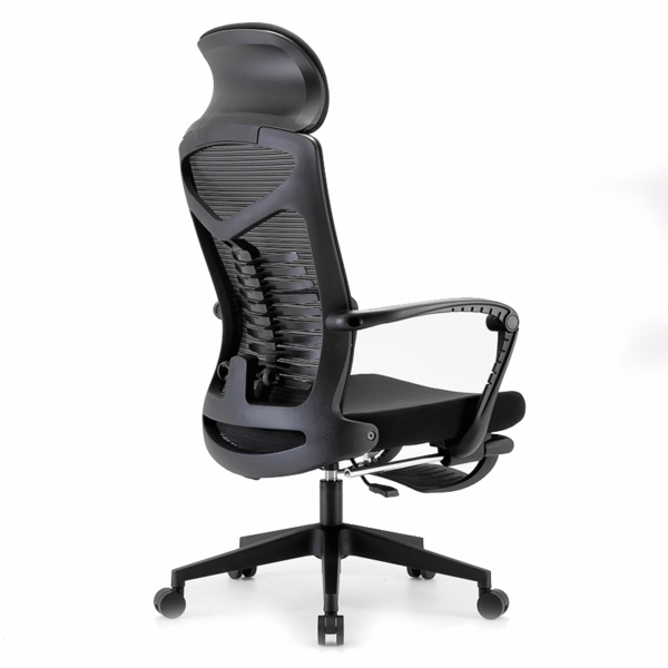 Sillón ejecutivo Emerson con descansapies, está volteando del lado derecho, casi dando la espalda, es de color negro
