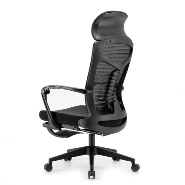 Sillón ejecutivo Emerson con descansapies, está volteando del lado izquierdo, casi dando la espalda, es de color negro