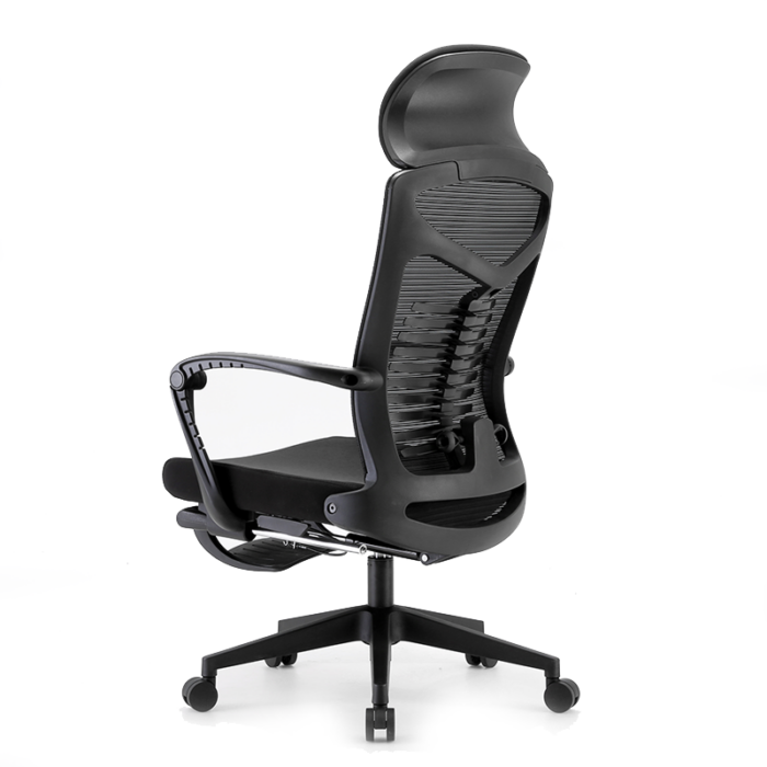 Sillón ejecutivo Emerson con descansapies, está volteando del lado izquierdo, casi dando la espalda, es de color negro