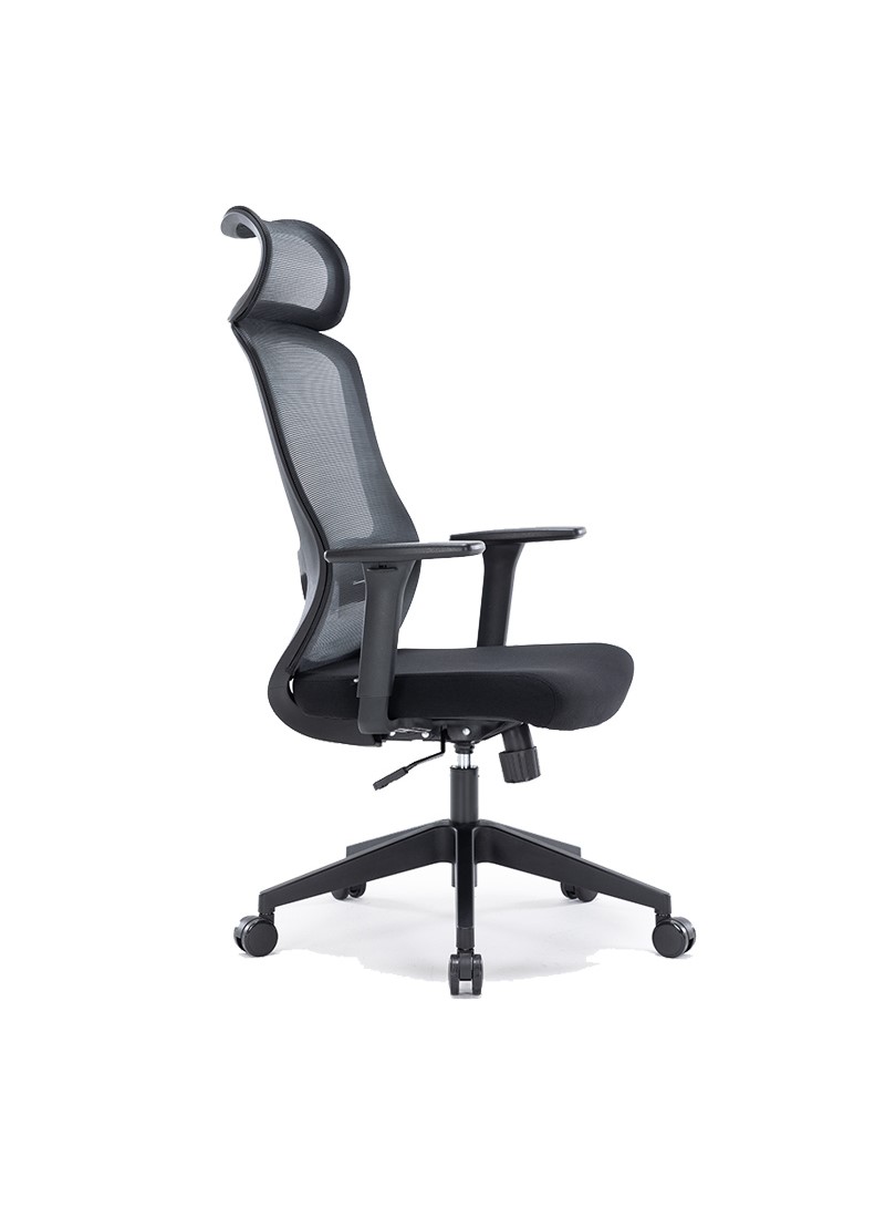 Silla ejecutiva Guilherme negro, está viendo a la izquierda, tiene asiento acolchonado y cabecera reforzada