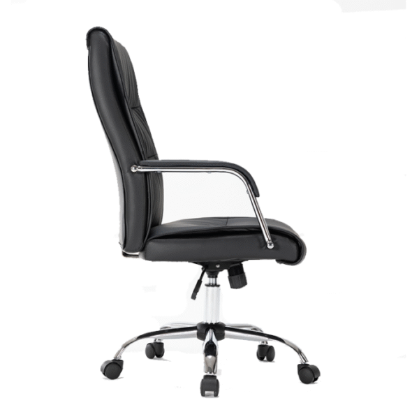 Silla ejecutiva Khöral, está viendo en su totalidad a la derecha, es de color negro y está acolochonada del asiento y cojín