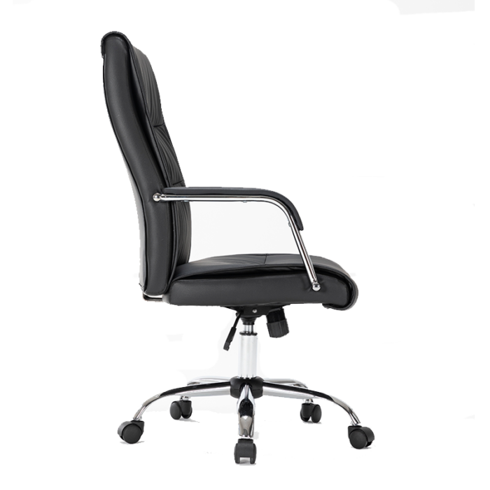 Silla ejecutiva Khöral, está viendo en su totalidad a la derecha, es de color negro y está acolochonada del asiento y cojín