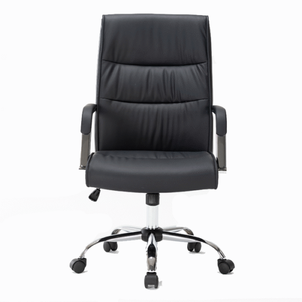 Silla ejecutiva Khöral, está viendo de frente, está acolchonada del asiento y respaldo, es de color negro