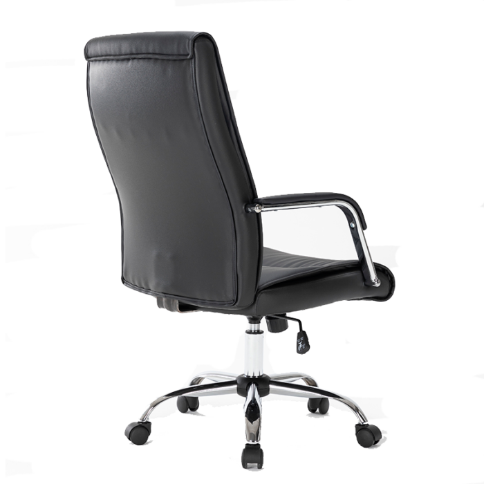 Silla ejecutiva Khöral, está volteando a la derecha, casi volteada, acojinada del respaldo y es de color negro