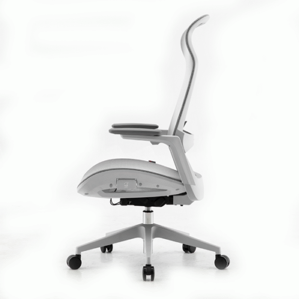 Silla ejecutiva Luciana, está volteada a la derecha, su respaldo está reforzado, de color gris claro