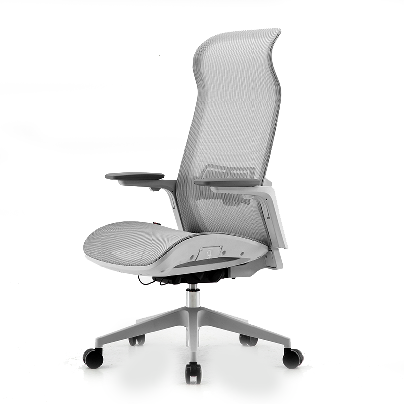 Silla ejecutiva Luciana, está viendo a la derecha, se ve que el respaldo y el asiento está reforzado, de color gris claro