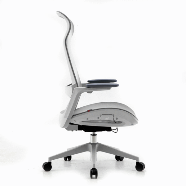 Silla ejecutiva Luciana, está volteada a la izquierda, su respaldo está reforzado, de color gris claro