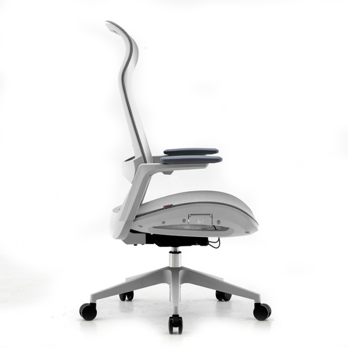 Silla ejecutiva Luciana, está volteada a la izquierda, su respaldo está reforzado, de color gris claro