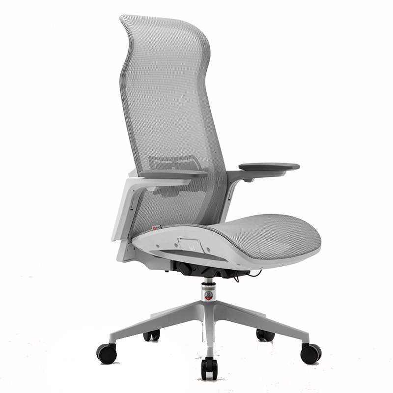 Silla ejecutiva Luciana, está volteada a la izquierda, es de color gris claro, reforzada del asiento y respaldo