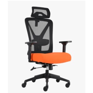 Silla ejecutiva Mannolo, está viendo de lado derecho, es negra con cojín acolchonado de color naranja