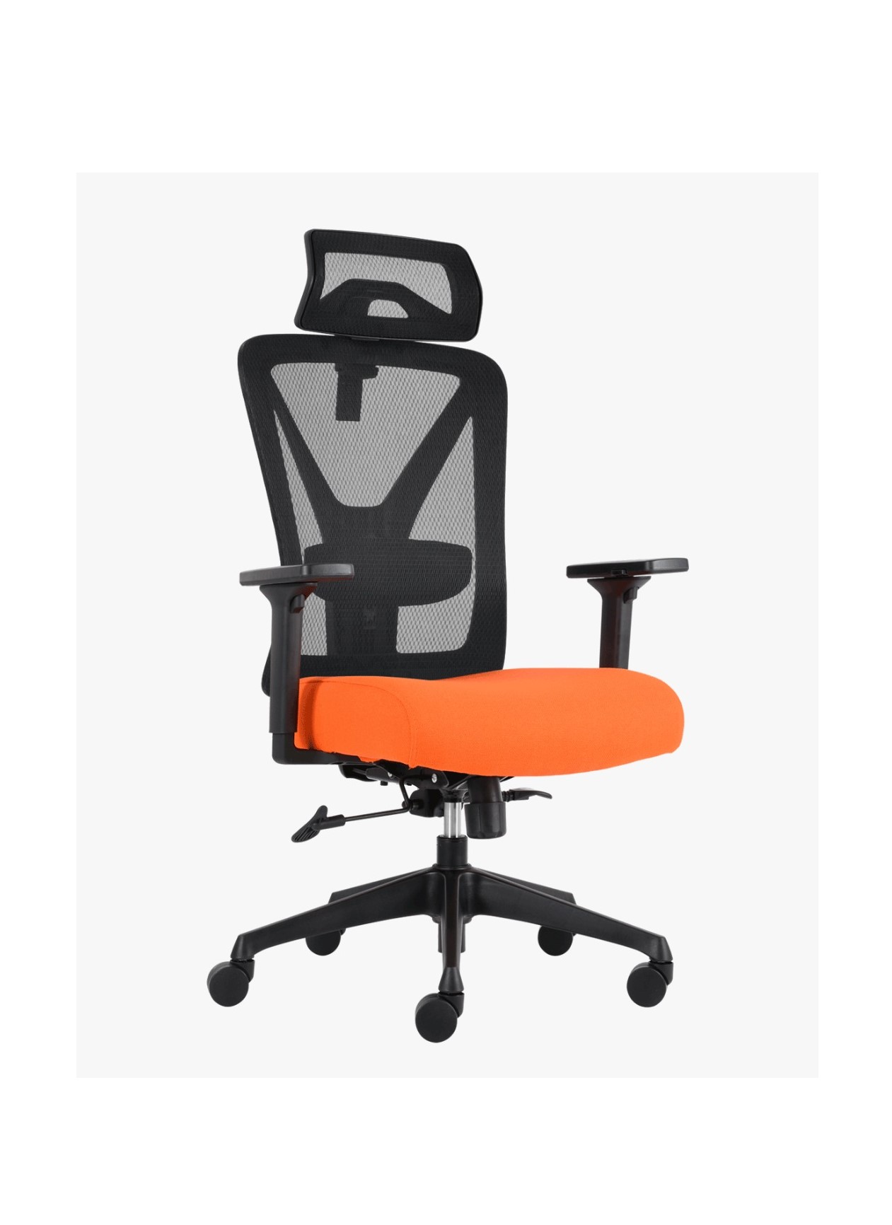 Silla ejecutiva Mannolo, está viendo de lado derecho, es negra con cojín acolchonado de color naranja