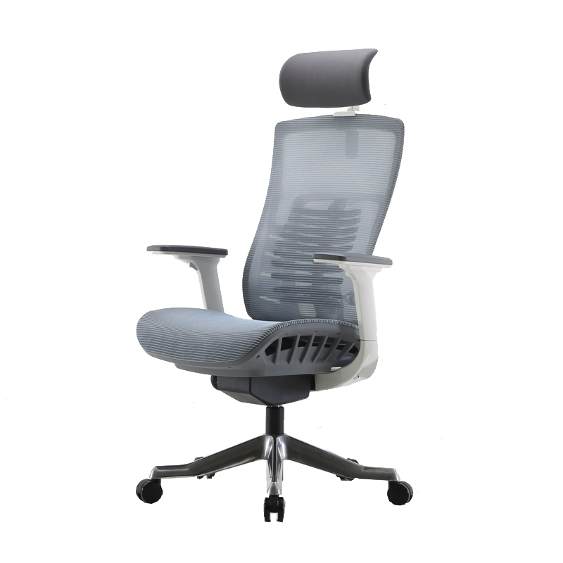 Sillón ejecutivo Pietro, está volteando a la izquierda, tiene refuerzo en la cabecera y en el asiento, es color gris claro