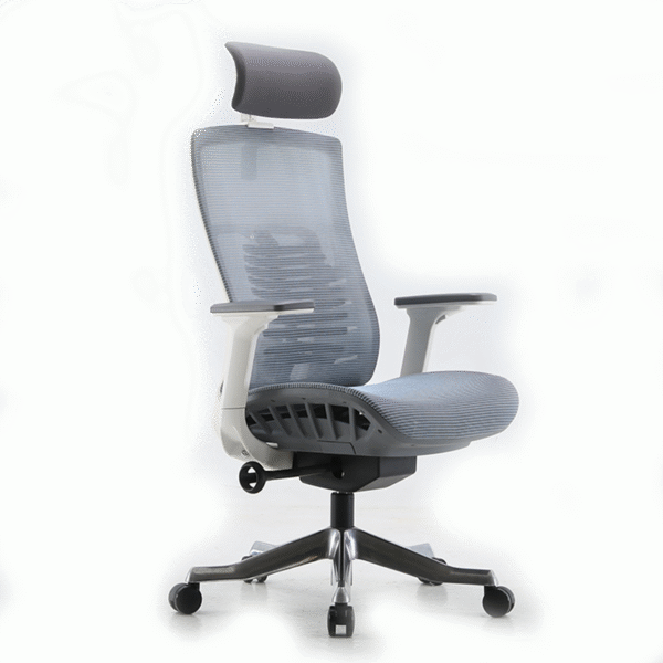 Sillón ejecutivo Pietro, está volteando a la derecha, tiene refuerzo en la cabecera y en el asiento, es color gris claro