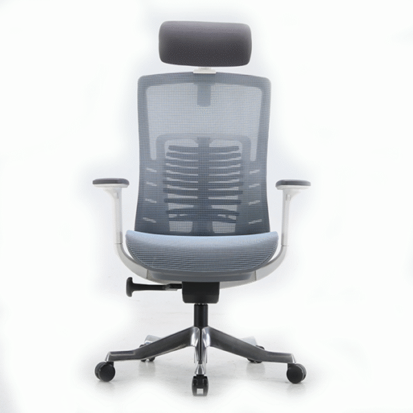 Sillón ejecutivo Pietro, está viendo de frente, tiene respalda y cojín que están reforzados, de color gris claro
