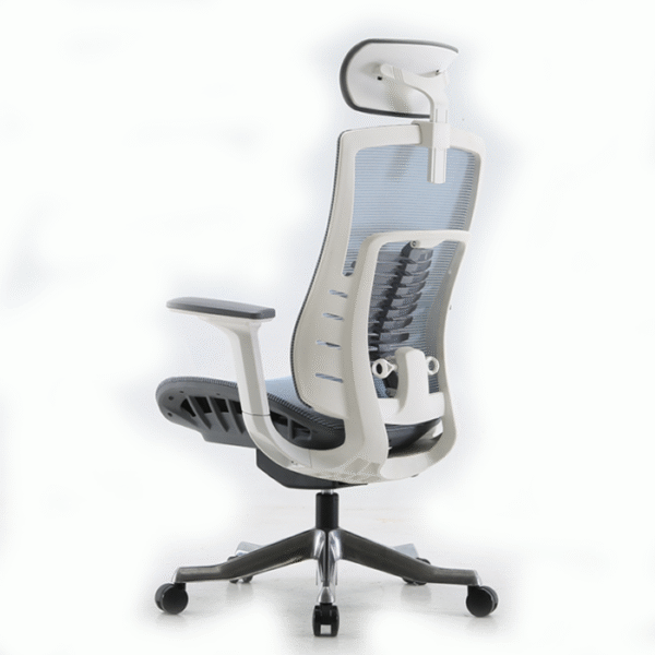 Sillón ejecutivo Pietro, está volteando a la izquierda, casi de espaldas, tiene refuerzo en la cabecera y en el asiento, es color gris claro