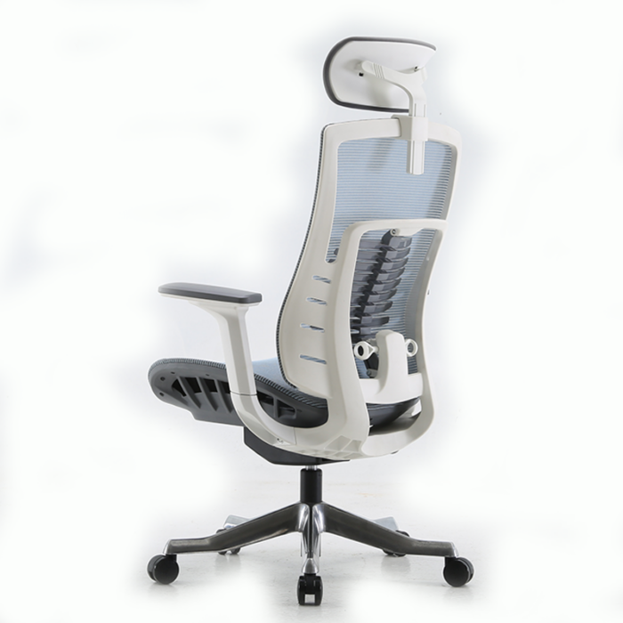 Sillón ejecutivo Pietro, está volteando a la izquierda, casi de espaldas, tiene refuerzo en la cabecera y en el asiento, es color gris claro