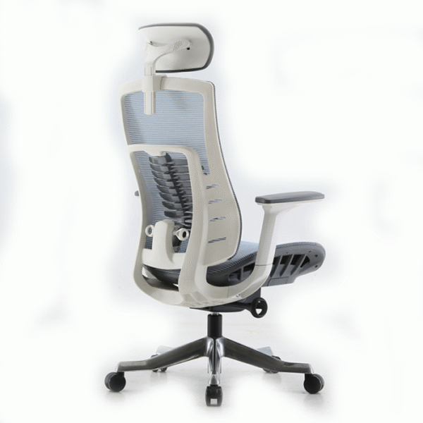 Sillón ejecutivo Pietro, está volteando a la derecha, casi de espaldas, tiene refuerzo en la cabecera y en el asiento, es color gris claro