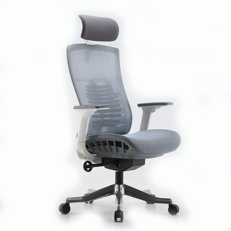 Sillón ejecutivo Pietro, está volteando a la derecha, tiene refuerzo en la cabecera y en el asiento, es color gris claro