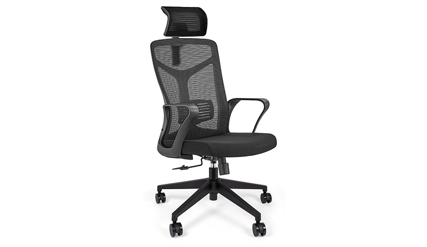 Silla ejecutiva Siena, está volteada del lado izquierdo, está reforzada del respaldo y es de color negro