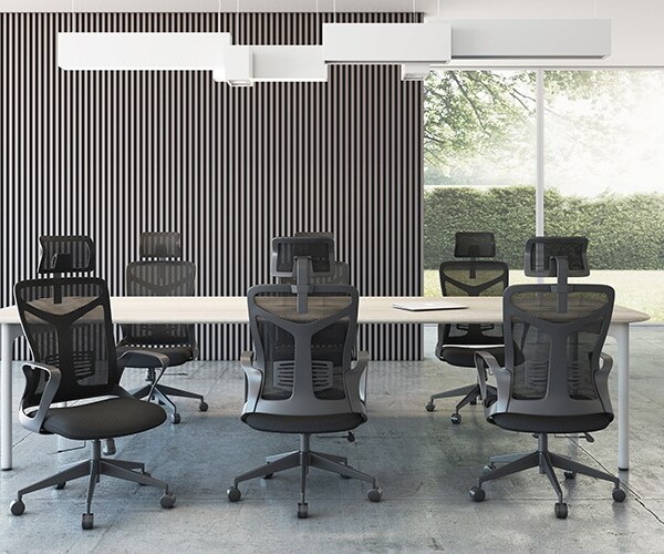 Silla ejecutiva Siena, están acomodadas enfrente de una mesa de juntas, ubicada dentro de una oficina, son de color negro