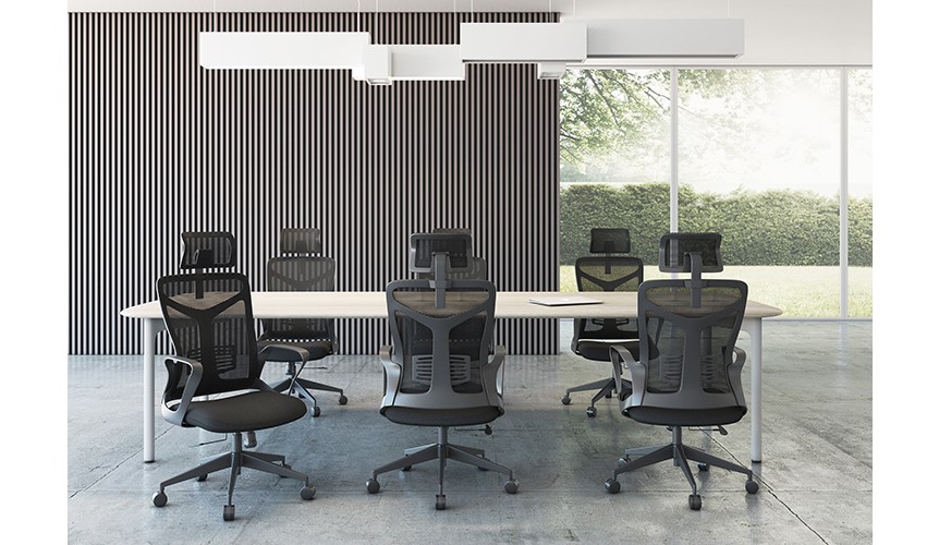 Silla ejecutiva Siena, están acomodadas enfrente de una mesa de juntas, ubicada dentro de una oficina, son de color negro
