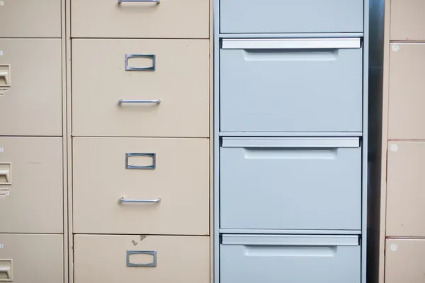 Un archivero para oficina que es amplio, tiene diferentes cajones, es metálico, amplio y funcional