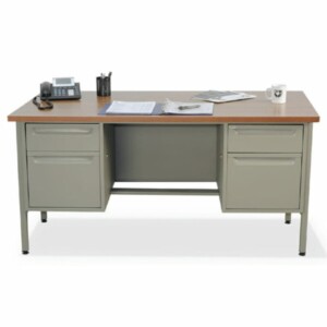 Escritorio metálico 1.82 dos pedestales color arena, el escritorio está de frente, con papeles y un teléfono sobre la mesa