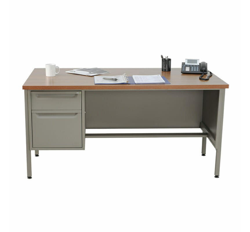 Escritorio metálico 1.52 color arena 1 pedestal izquierdo, tiene papeles y una taza sobre la mesa