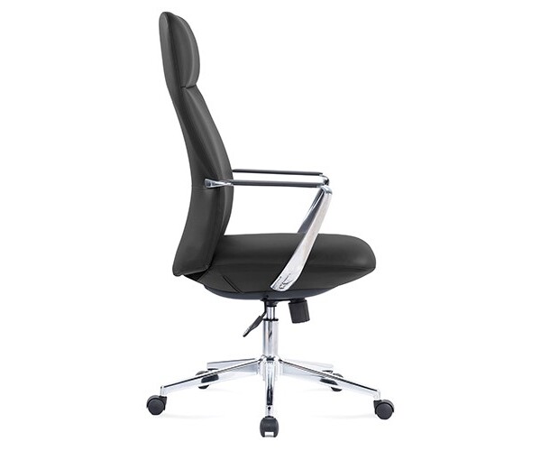 Silla ejecutiva Cartaccia, está viendo para el lado izquierdo en su totalidad, está acolchonada de la espalda y asiento